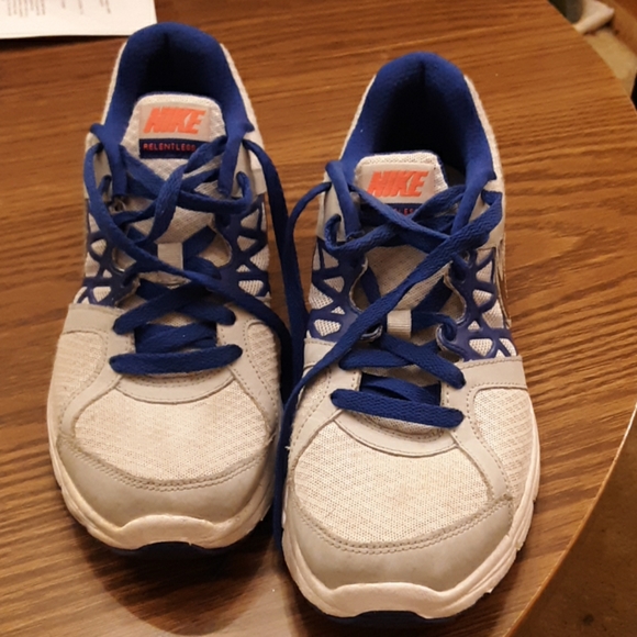 Women's size 9 athletic shoes - Picture 3 of 5